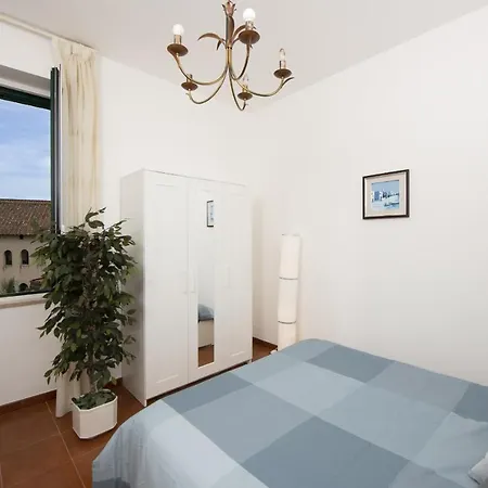 Lilla's House - Square & Close The Apartment