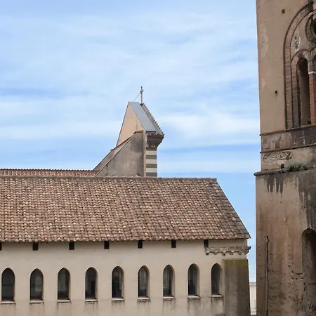 Lilla's House - Square & Close The Apartment